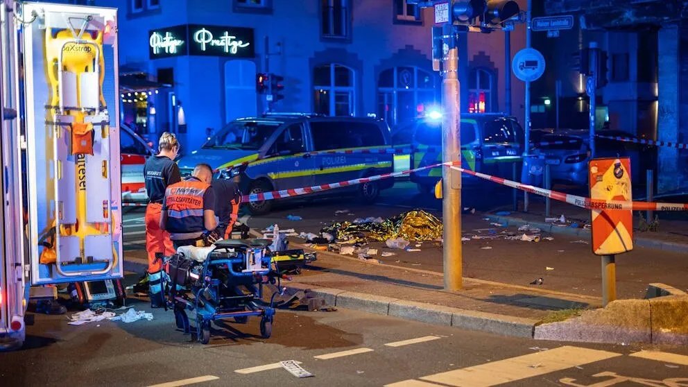 فاجعة في فرانكفورت: وفاة توأم وإصابة آخرين في حادث دهس مروع