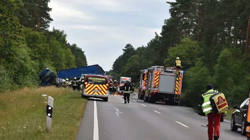 مأساة على الطريق السريع في ألمانيا: مصرع ثلاثة أشخاص في حادث تصادم مروع ببراندنبورغ