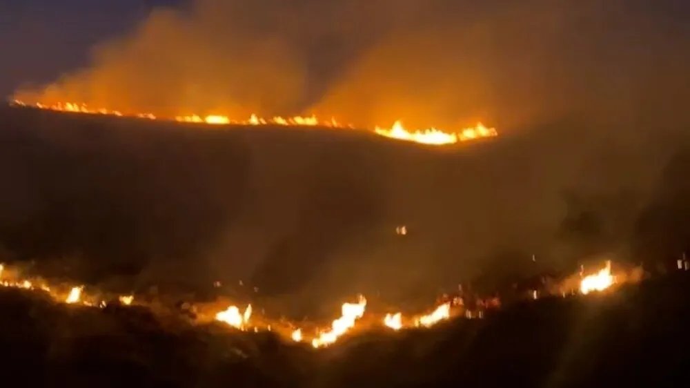 لبنان يحترق: حرائق هائلة تجتاح جرود البقاع وتعيق جهود الإطفاء