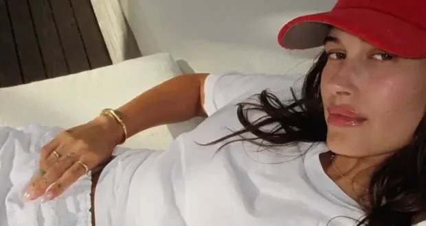 دليل الأناقة الصيفية: كيف ترتدين الأبيض بثقة وأناقة؟