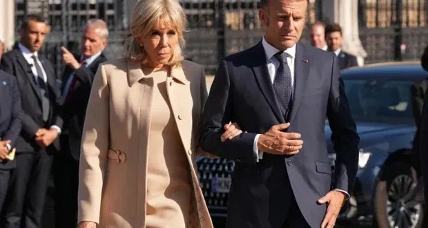 بريجيت ماكرون تحرج الرئيس الفرنسي مجدداً أمام الكاميرات: تفاصيل اللحظات المحرجة في لندن