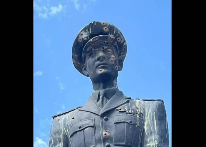 غضب في دمشق بعد تدنيس تمثال عدنان المالكي: مطالب بالتحرك الفوري لحماية الرموز الوطنية