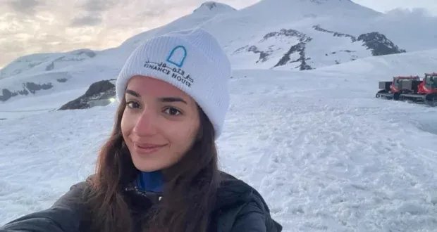 فاطمة العوضي (17 عاماً) ترفع علم الإمارات على أعلى قمة في أوروبا