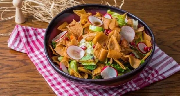 طريقة تحضير سلطة الفتوش الشهية بدبس الرمان: وصفة سهلة ومغذية