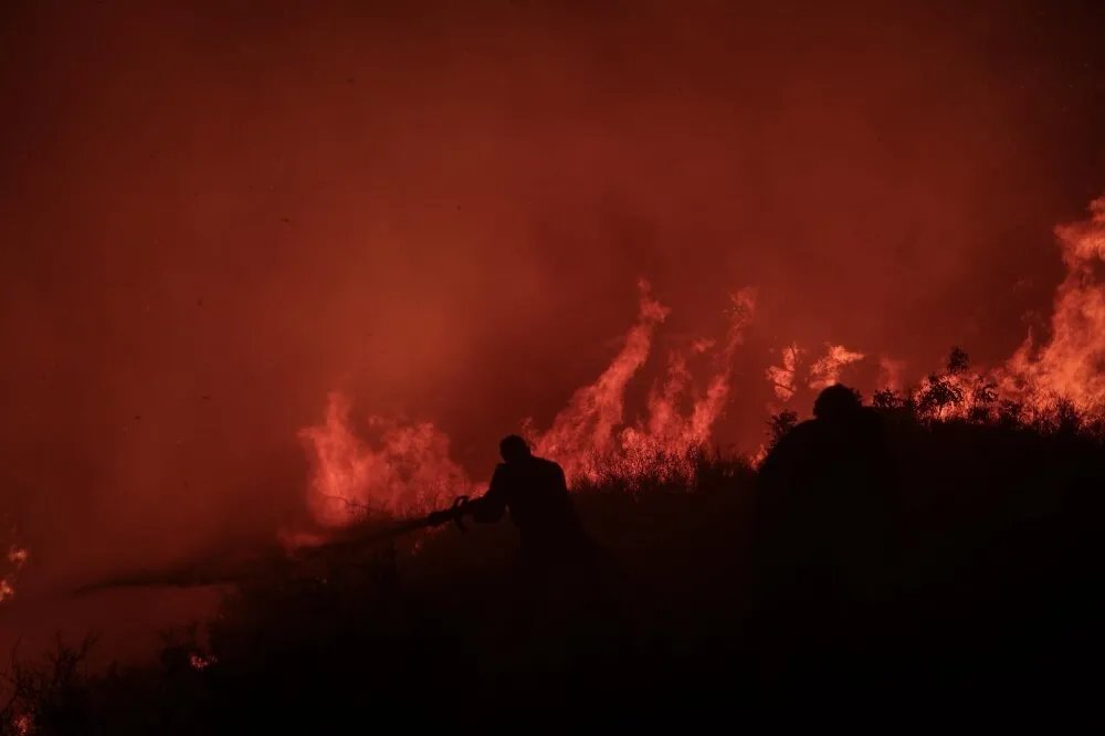 اللاذقية: فرق الإطفاء تكافح للسيطرة على حرائق الريف وسط تحديات التضاريس وارتفاع الحرارة