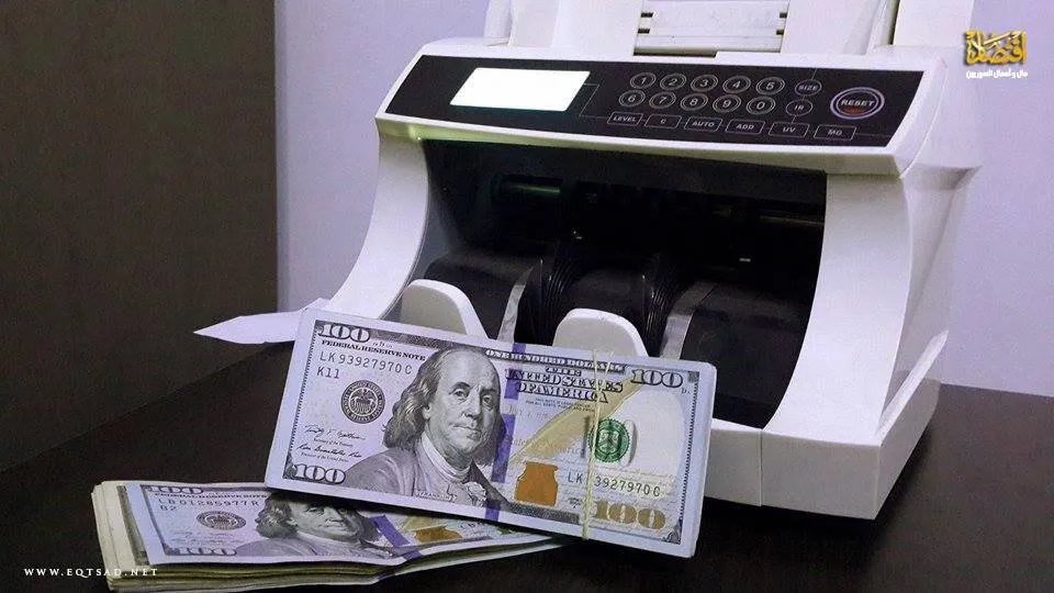 تراجع طفيف لليرة السورية في السوق السوداء: أسعار الصرف الرئيسية مساء الخميس