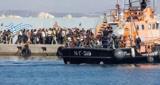 اليونان تشدد إجراءات الهجرة: قانون جديد يتيح ترحيل المهاجرين دون تحديد الهوية المسبقة وسط انتقادات حقوقية