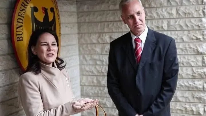 قصة وفاء استثنائية: موظف سوري يحرس السفارة الألمانية بدمشق 26 عامًا حتى إعادة افتتاحها