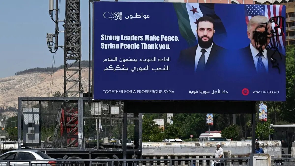 دمشق: تشويه صورة ترامب على لوحة إعلانية تجمعه بالشرع يثير جدلاً واسعاً