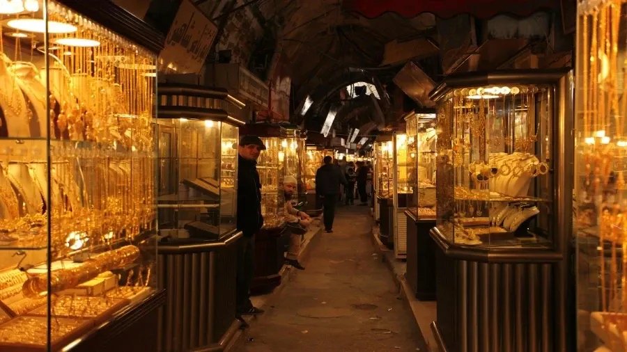 انهيار الليرة يُجمّد سوق الذهب في دمشق: ركود خانق وواجهات محلات خاوية