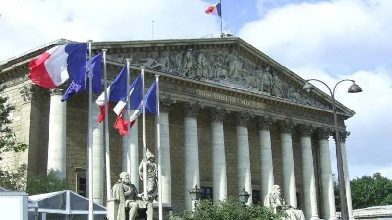 فرنسا تؤكد أهمية إشراك الكرد في العملية السياسية السورية وتشارك في مباحثات الحكومة وقسد