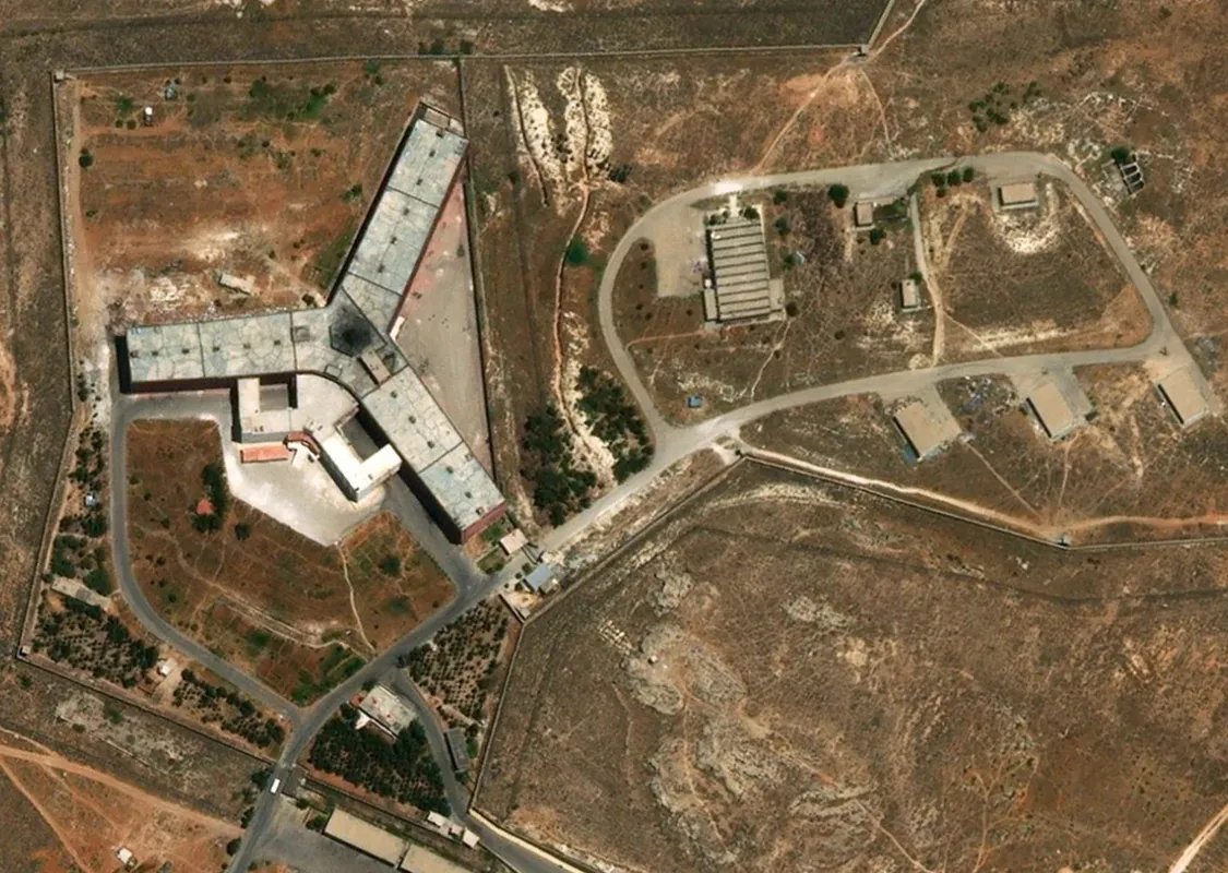 "زمان الوصل" تكشف: قائمة مسربة بأسماء سجاني صيدنايا تفضح تفاصيل مروعة للانتهاكات