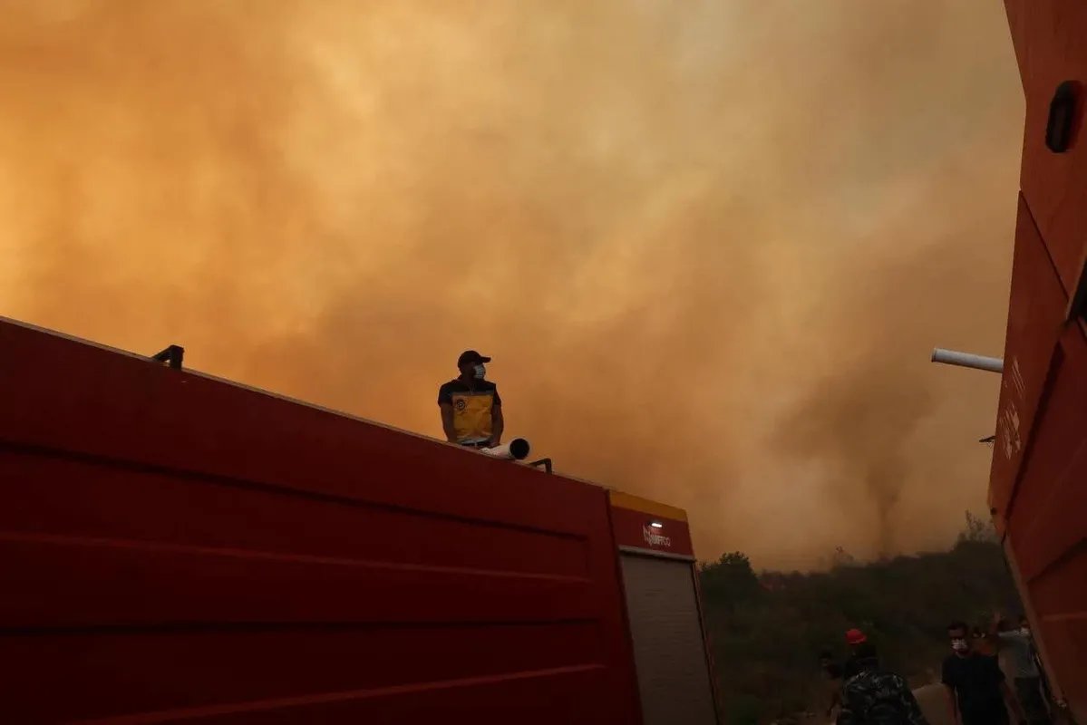 جهود مكثفة لاحتواء حرائق اللاذقية بمشاركة 16 طائرة وإخماد النيران قرب كسب