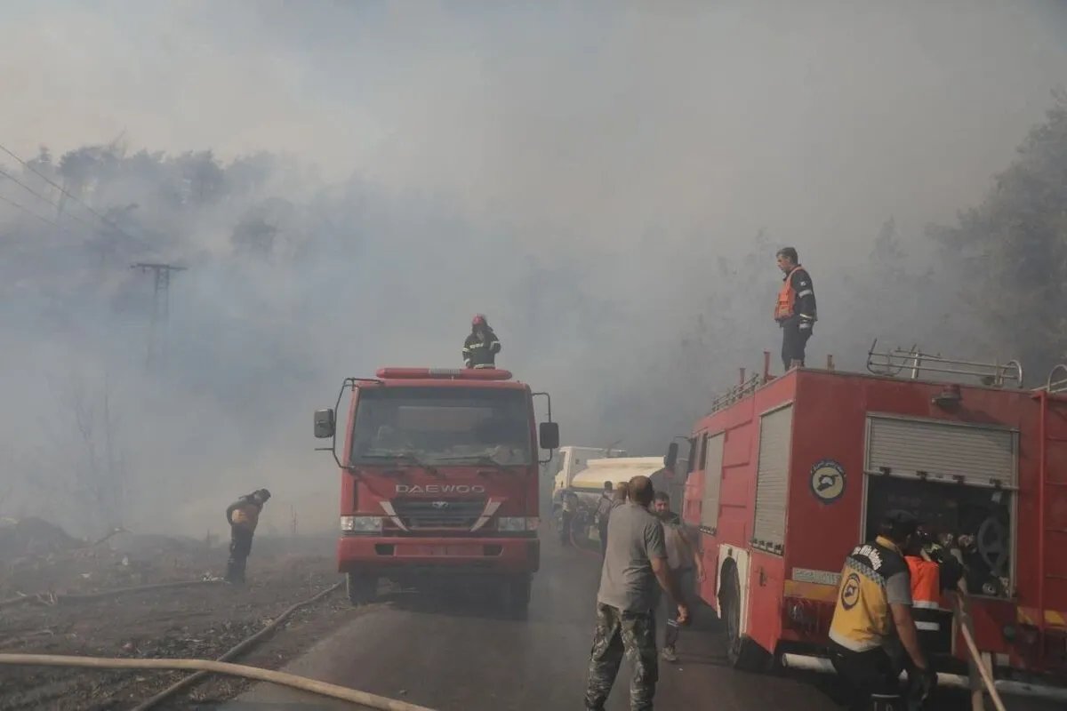 تركيا تغلق معبر كسب الحدودي بسبب حرائق الساحل السوري المتفاقمة