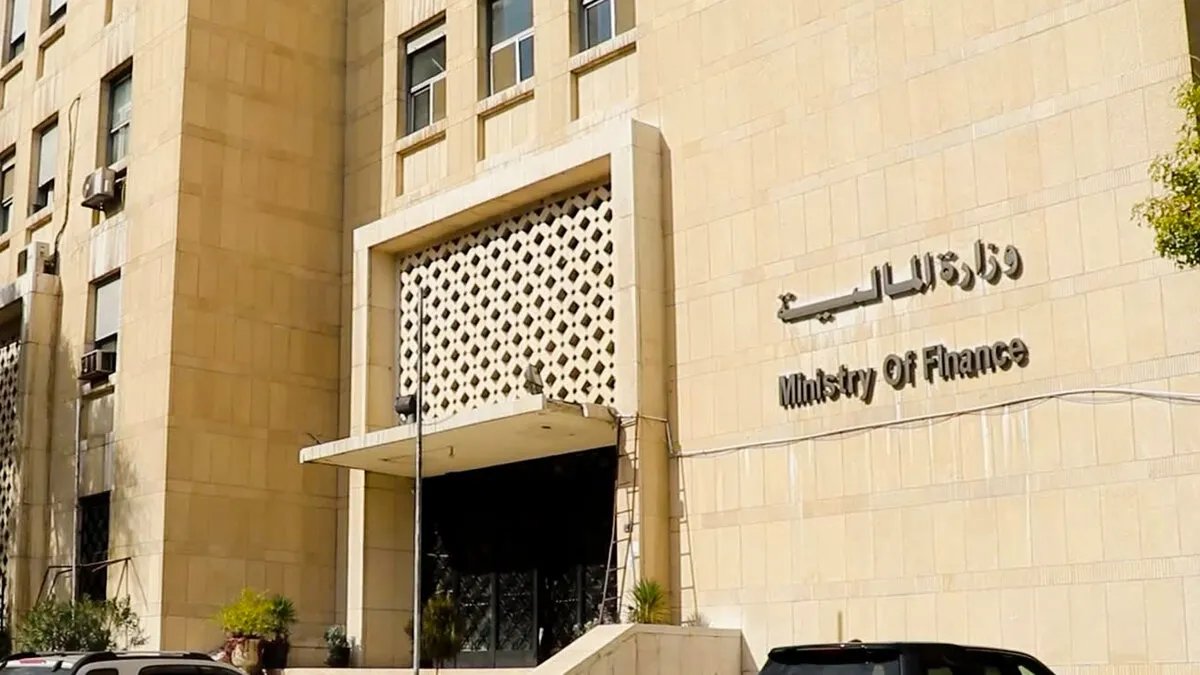 المالية السورية توقف رواتب موظفين مرتبطين بجهات تابعة للنظام السابق