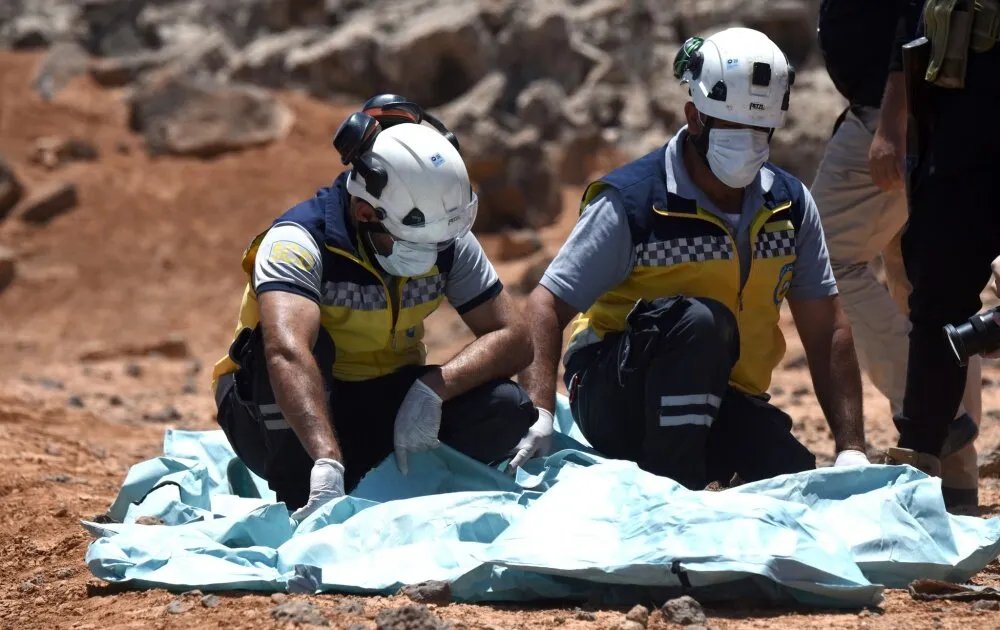 درعا: انتشال رفات أربعة أشخاص من مقبرة جماعية في ريف المحافظة