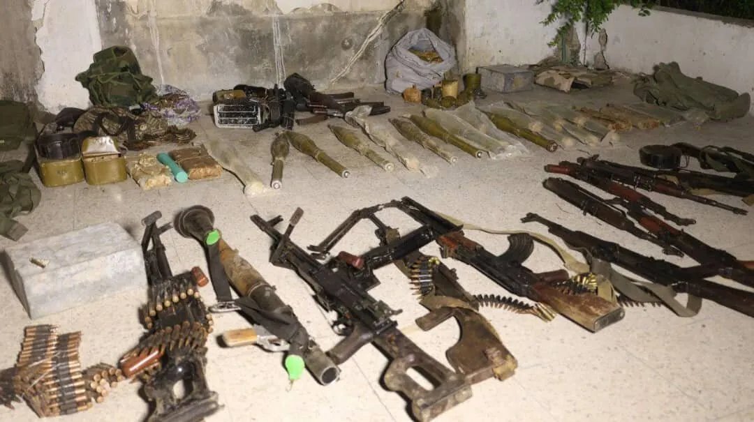الأمن الداخلي يضبط مستودع أسلحة وذخائر في طرطوس خلال مداهمة لمنزل مطلوب