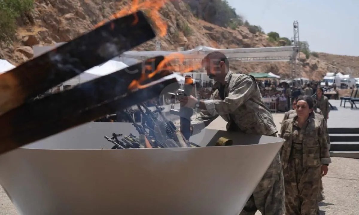 العمال الكردستاني ينهي "الكفاح المسلح" ويحرق أسلحته في كردستان العراق