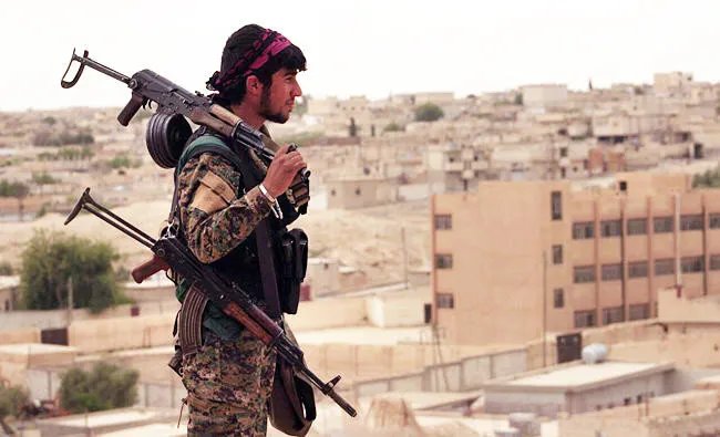 دير الزور: اشتباكات متقطعة بين قسد والجيش السوري وسط تصاعد التوتر