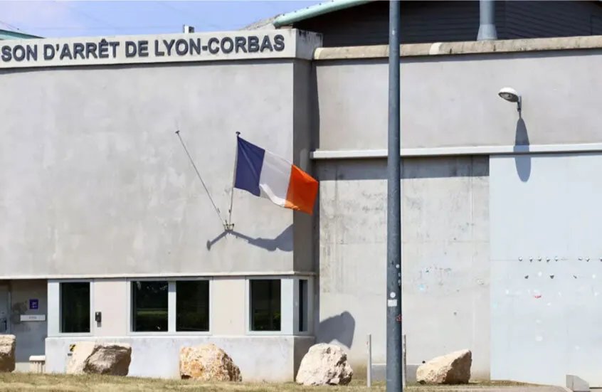 هروب جريء: سجين يختبئ في حقيبة ويفر من سجن ليون الفرنسي!