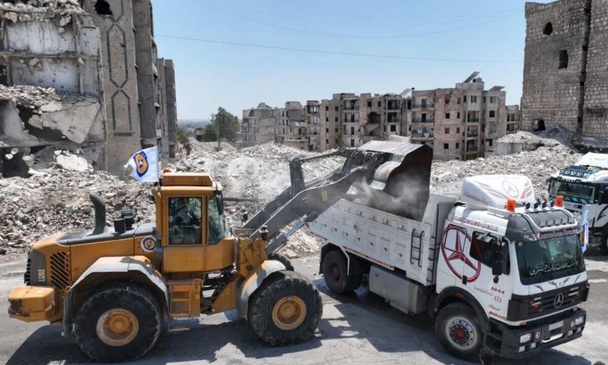 حلب تتنفس: مشروع ضخم لإزالة الأنقاض يعيد الحياة إلى 16 حيًا متضررًا