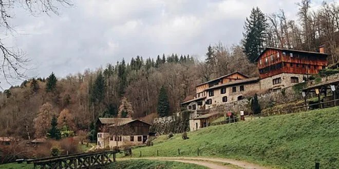 فرصة ذهبية في فرنسا: منازل للبيع بيورو واحد فقط في بلدة أمبرت