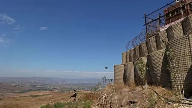 الجيش اللبناني ينفي بشدة أنباء الانسحاب من المناطق الحدودية مع سوريا