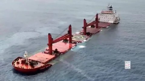 بريطانيا تدين هجمات الحوثيين: مقتل 4 وفقدان آخرين إثر استهداف سفن في البحر الأحمر