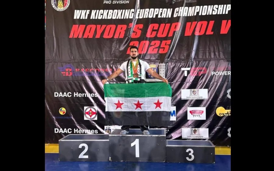 من مخيم اللجوء إلى منصة التتويج: قصة تألق السوري أسامة العجارمة في عالم الكيك بوكسينغ