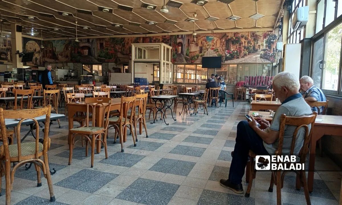 مقهى الكمال الدمشقي: ذاكرة المدينة الحية وملتقى الأجيال