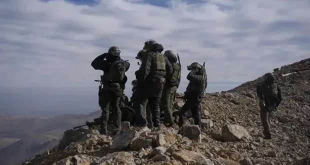 الجيش الإسرائيلي يكشف عن مخبأ أسلحة ضخم في جبل الشيخ: ثلاثة أطنان من المتفجرات والصواريخ