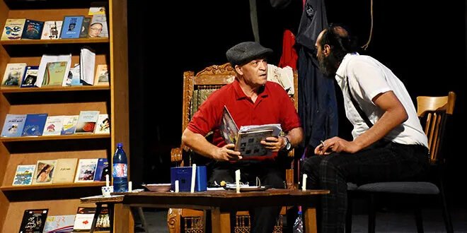 "حدث في التاسعة": ميلودراما تعيد صدى غربة المهجرين السوريين على خشبة مسرح حمص