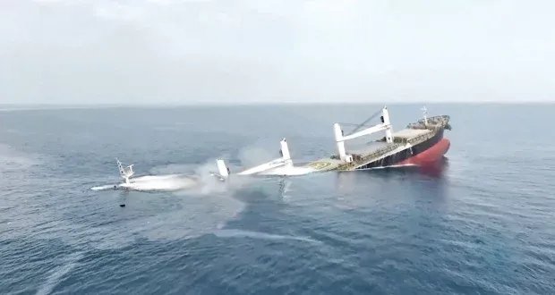 كارثة بيئية وشيكة في البحر الأحمر بعد غرق سفينتين محملتين بمواد خطرة إثر استهدافهما من قبل الحوثيين