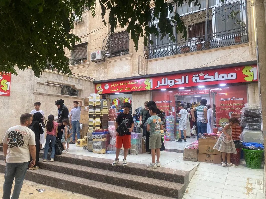 متاجر "ون دولار" تجتاح حلب: كل شيء بـ 10 آلاف ليرة وتُحقق رواجاً غير مسبوق