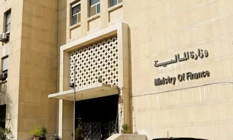 سوريا: وقف رواتب موظفين عملوا لدى جهات مرتبطة بالنظام السابق.. البعث والحرس الجمهوري ضمن القائمة