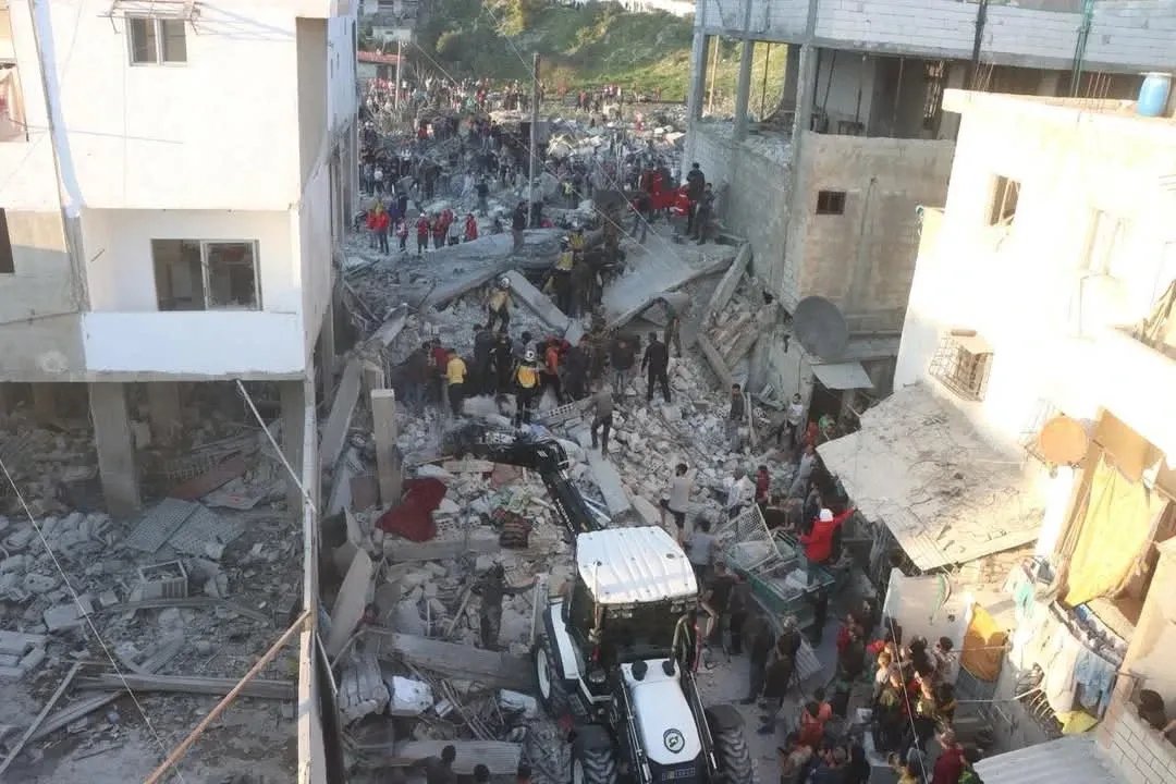 مأساة في اللاذقية: انفجار يهز حي الرمل الجنوبي وخسائر بشرية وجهود إنقاذ مكثفة