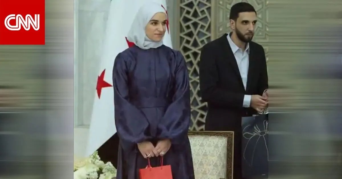 جدل حول ظهور زوجة الرئيس السوري الانتقالي أحمد الشرع ومظهره في عيد الفطر