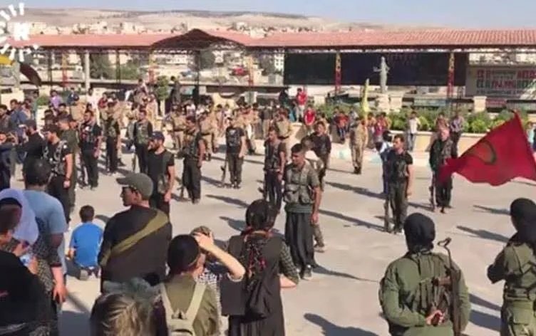 الرقة تحت وطأة "الشبيبة الثورية": فوضى وجرائم تخدم أجندة حزب العمال الكردستاني وتُرهب السكان