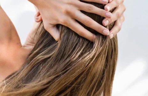 وداعاً لتلف الشعر بسبب الكلور: دليلك الشامل للعناية بشعرك قبل وبعد السباحة هذا الصيف