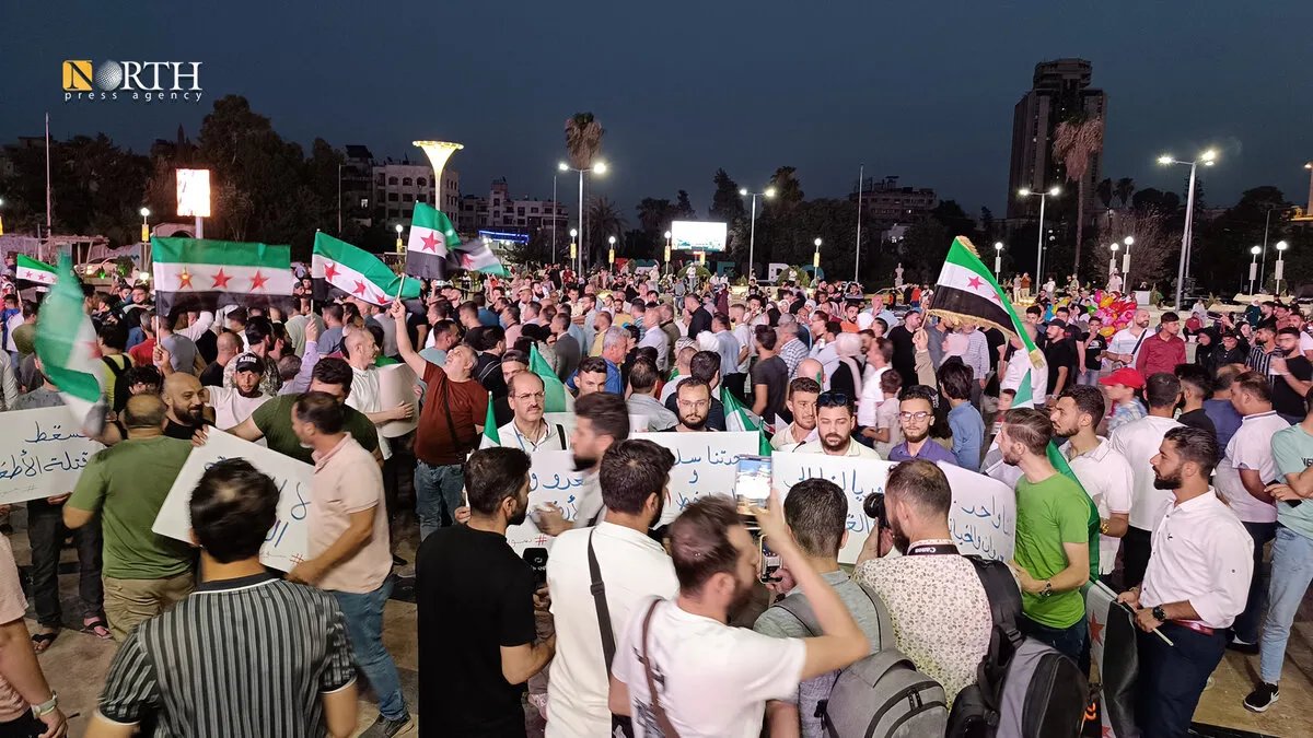 حلب تنتفض: مظاهرات حاشدة تندد بالقصف الإسرائيلي على مواقع حكومية في السويداء