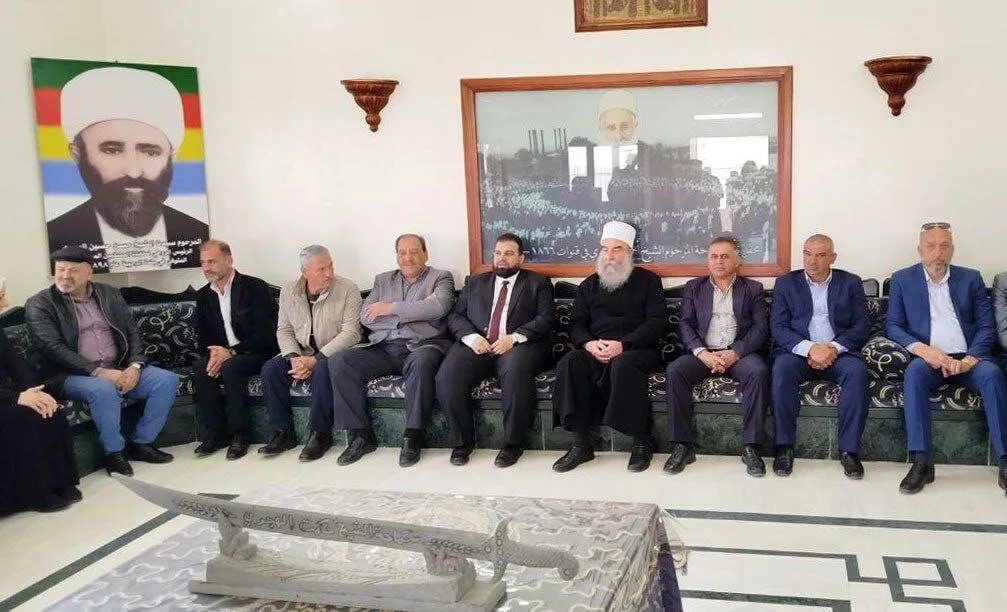 من التأييد المطلق إلى المعارضة الشرسة: ما هي تحولات الشيخ حكمت الهجري وموقفه من مستقبل السويداء؟