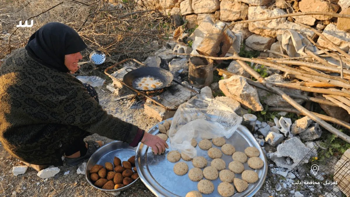 في كفرنبل بإدلب: أم محمد تستقبل رمضان بتحضير الإفطار رغم الدمار