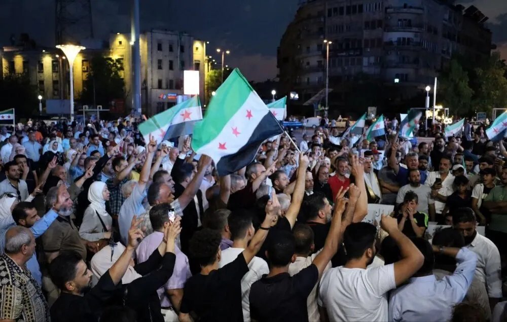 مظاهرات حاشدة في سوريا تندد بالاعتداءات الإسرائيلية وتجدد دعمها للجيش