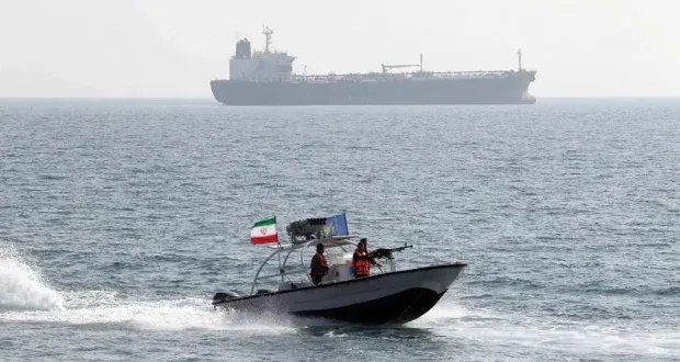 إيران تضبط ناقلة نفط أجنبية في خليج عمان وتعتقل 17 شخصاً بتهمة تهريب الوقود