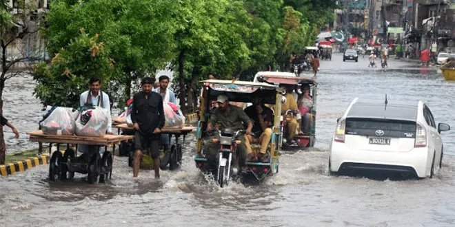 باكستان تواجه كارثة: مئات القتلى والجرحى نتيجة الأمطار الموسمية الغزيرة