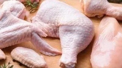 غزو الدجاج المثلج للأسواق السورية يهدد المزارعين والمستهلكين: من المسؤول؟