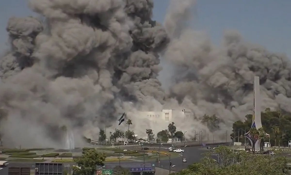 تصعيد خطير: غارات إسرائيلية تستهدف مقر الأركان العامة في دمشق وسط تهديدات لحماية دروز السويداء