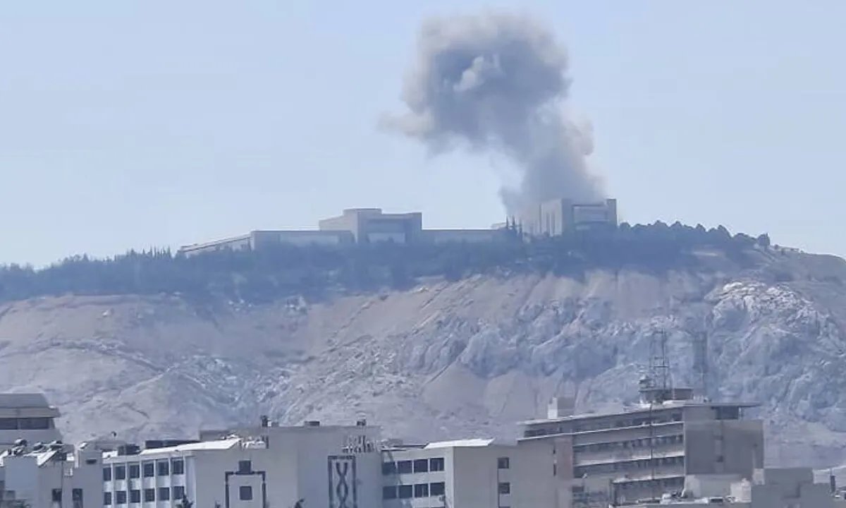 غارات إسرائيلية تهز دمشق: استهداف الأركان العامة وتحذيرات بشأن السويداء