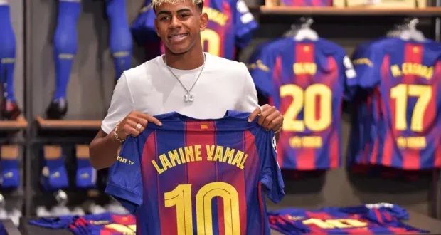 لامين يامال يسير على خطى ميسي بارتداء القميص رقم 10 في برشلونة