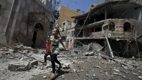 غزة: شهداء وجرحى بينهم كاهن في قصف إسرائيلي يستهدف كنيسة "دير اللاتين" وحماس تدين "جريمة بحق دور العبادة"